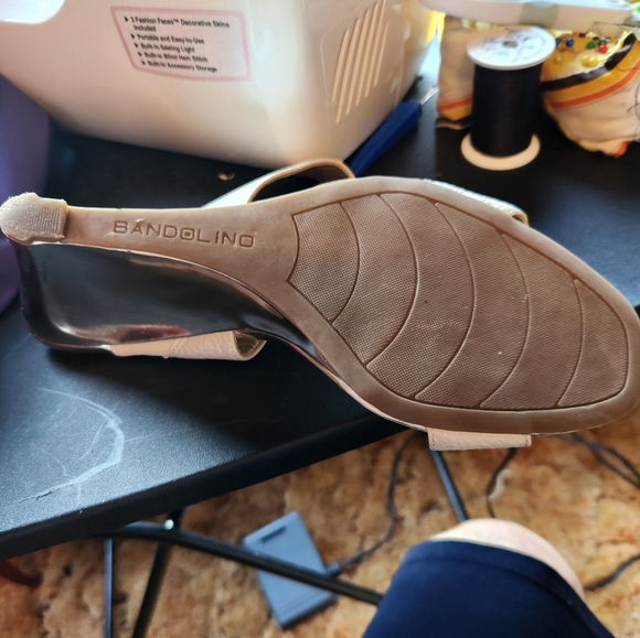 Bandolino size 8 heels - Picture 3 of 4